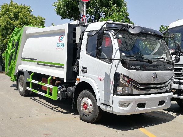 8立方東風(fēng)D7壓縮式垃圾車